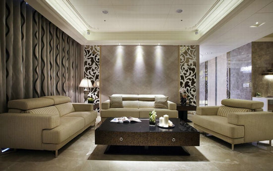 客厅设计三，同样选用天然石材作为主要风格铺陈，两侧以对称原则相衬的雷射雕花茶镜，为空间质感增添些许精巧。