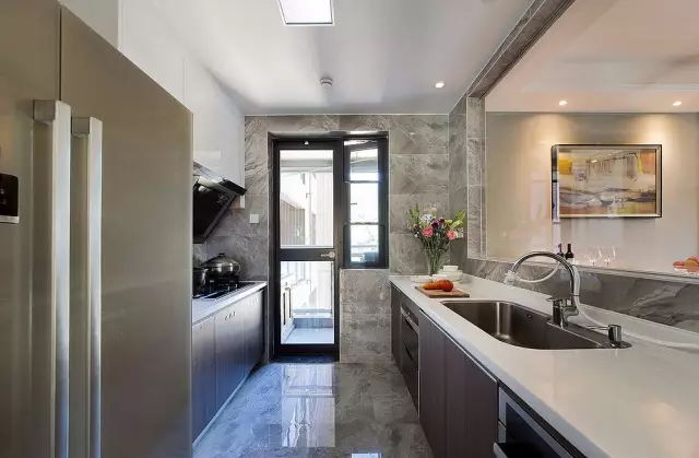 厨房卫生间装木门好还是铝合金门好？