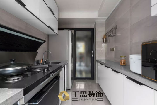 厨房卫生间装木门好还是铝合金门好？