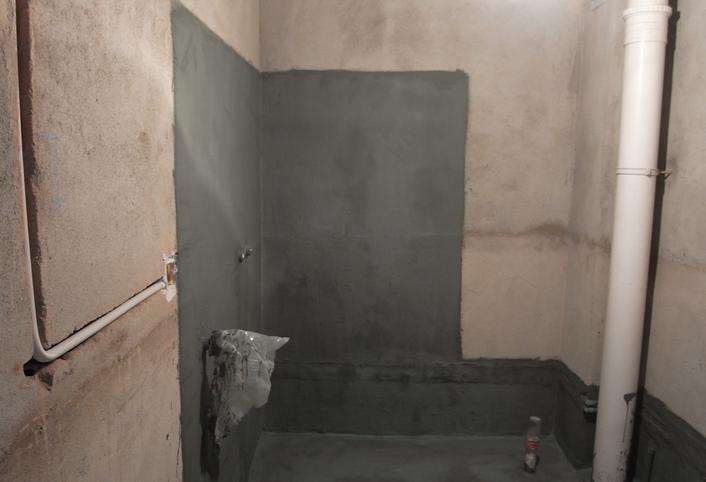 在一般的卫生间防水处理中，墙面上也要做大约30cm高的防水涂料，以防积水渗透墙面。