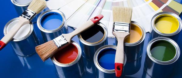 向商家咨询油漆的涂刷遍数和涂刷面积，计算用量和每平方米材料成本