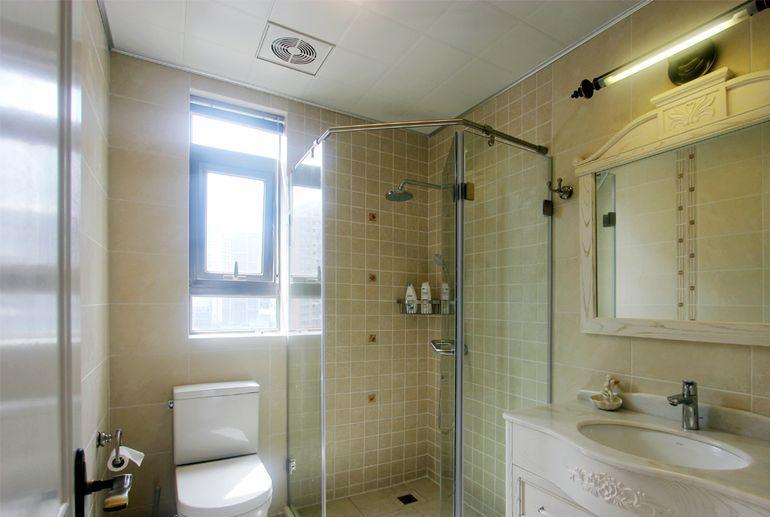 　浴室内的镜子由于长期处于潮湿的环境中，所以会产生水雾令视物模糊不清，用干、湿毛巾都很难清理。可以先在镜子上涂一层香皂，再用干燥的抹布抹干，镜子就重新恢复了清晰。