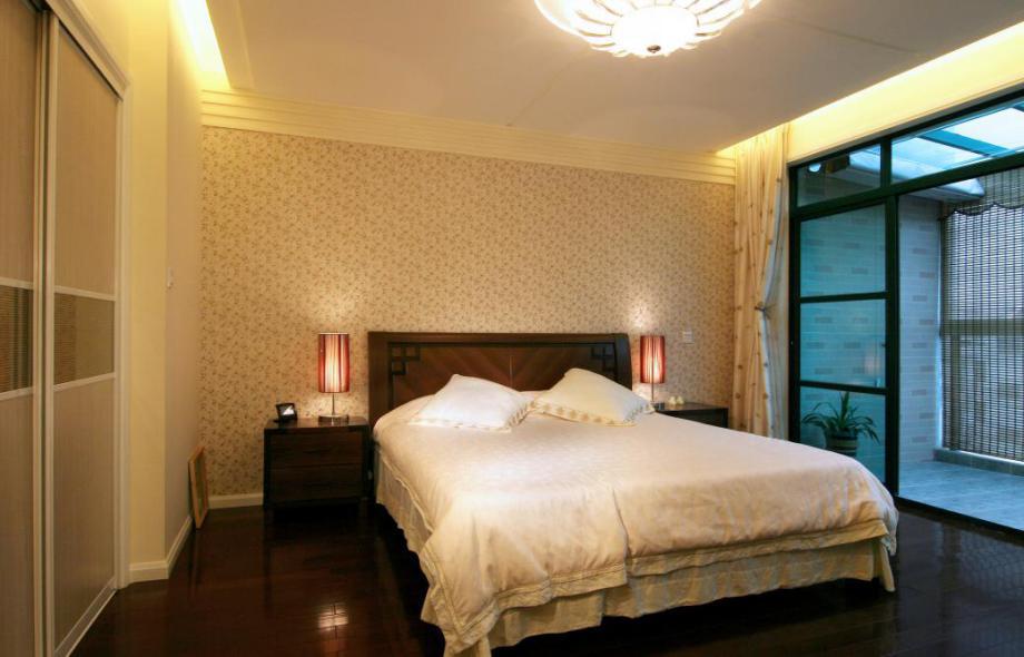 灯具选择跟卧室风格有关，也跟卧室高度有关。