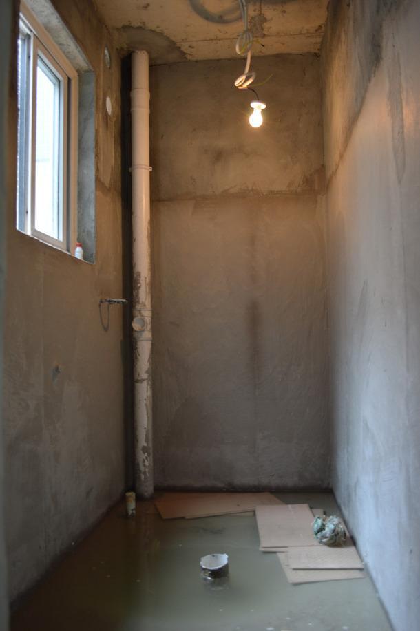 卫生间是与水接触的最多的地方，所以防水工程很重要，无论是地面还是墙面刷漆一定是具有防水性的