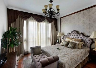 古典风格要表达的多是沉稳、大气、奢华的意境，因此在窗帘的选择上可以挑选一些具有复古花纹的深色系窗帘