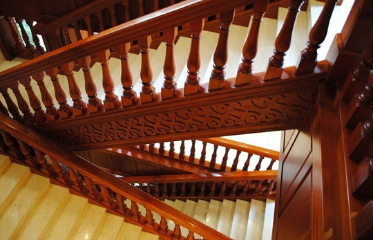 楼梯家用楼梯使用木扶手的优缺点是什么？木扶手如何保养？